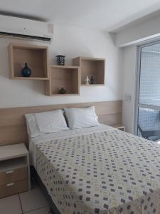 福塔莱萨LIV INN Apartamento na Beira-Mar Fortaleza的一间卧室设有一张床和一个窗口