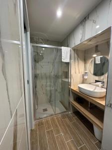 那不勒斯San Ferdinando suite room的带淋浴、盥洗盆和镜子的浴室