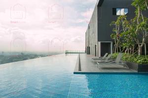 Kampong Padang JawaLUXURY CONDO RM99 HILL10 ICITY 2BD FREE PARKING的一座大楼顶部的游泳池