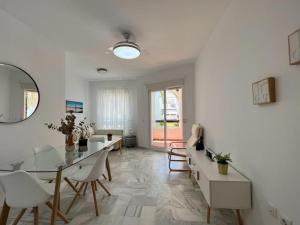 科斯塔巴伦娜costa ballena elite的白色的客厅配有玻璃桌和椅子