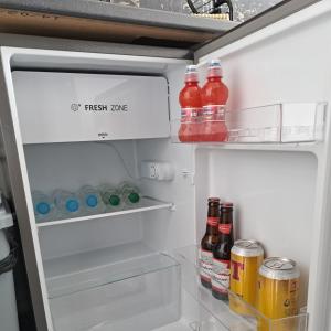 BarassieThe Wee Bunker的装满各种饮料和苏打水的开放式冰箱