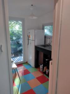 坦迪尔El parquecito的厨房铺有色彩缤纷的地板,配有冰箱