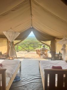 NarokSunset camp的美景帐篷内的两张床