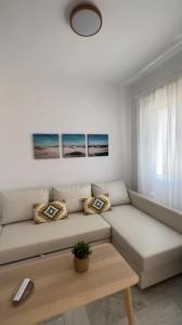 科斯塔巴伦娜costa ballena elite的白色的客厅配有沙发和桌子