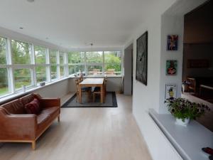库拉萨Kummelefort的客厅配有沙发和桌子