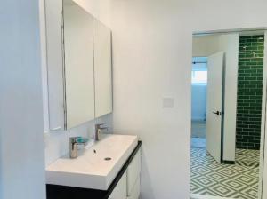 沙漠温泉Modern + Midcentury House in B Bar H Ranch的白色的浴室设有水槽和镜子