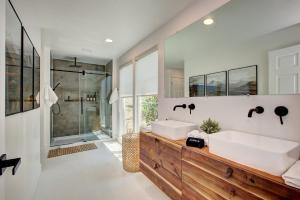 博伊西Off-Broadway - Modern woutdoor haven的一间带两个盥洗盆和淋浴的浴室
