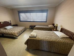 圣克鲁斯Tradición的酒店客房设有两张床和窗户。