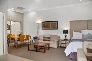 华威维多利亚大街53号酒店的一间卧室设有一张床和一间客厅。