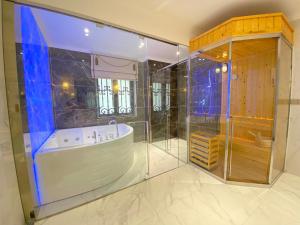 Kinh DinhVILLA PARK的大型浴室设有浴缸和淋浴。
