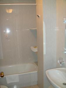 桑亨霍维玛尔酒店的带浴缸、卫生间和盥洗盆的浴室