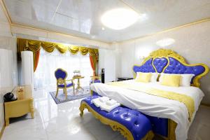 水上町ホテル　ロモサ的一间卧室配有一张蓝色和黄色天蓬的大床