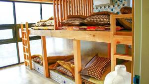 庆州Sogeum Gangsan的带枕头的客房内的两张双层床