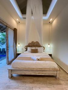 金巴兰Villa deluna的一间卧室配有一张带天蓬的大床