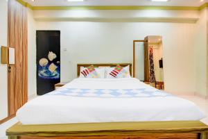 GhansoliOYO Home Bunglow No 78的卧室配有一张白色大床