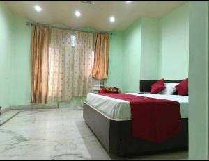 瓜廖尔OYO The Blue Sky Hotel And Resort的一间卧室设有两张床和窗户。