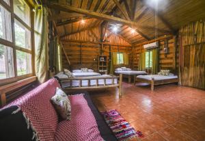 戈尔菲托Canto del Tucán Lodge and Farm的小屋内带两张床和一张沙发的房间