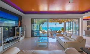 茶云莱海滩Villa Jacuzzi Seaview Villa的带沙发和平面电视的客厅