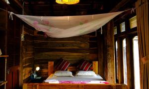 波来古市Plei Homestay & Café的木屋内设有一间带两张床的卧室