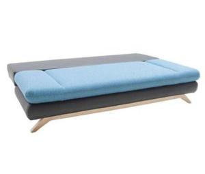 罗什福尔T3 COSY MAISON DE VILLE TERRASSE AU CALME的一张桌子上带蓝色枕头的床