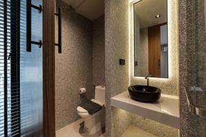 Ban Bang Khen (1)EX2 Hotel的一间带水槽、卫生间和镜子的浴室