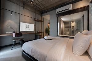 Ban Bang Khen (1)EX2 Hotel的卧室配有一张白色大床和一张书桌