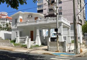 圣胡安Casa Blanca Miramar的街道上带阳台的白色房屋