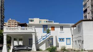 圣胡安Casa Blanca Miramar的前面有一辆汽车停放的白色房子