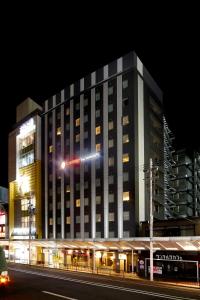 京都Travelodge Kyoto Shijo Kawaramachi的一座大建筑,上面有灯