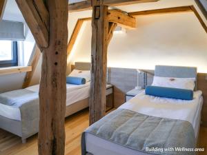 托伦斯皮彻里兹酒店的木梁客房的两张床