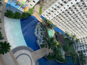 马尼拉SMDC Shore Residences 1 Mall of Asia Complex Pasay的享有度假村游泳池的顶部景致