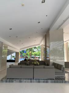 马尼拉SMDC Shore Residences 1 Mall of Asia Complex Pasay的大楼内带沙发的大型客厅