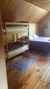 米戈韦Шале "Тиша"的一间卧室设有两张双层床和木制天花板。
