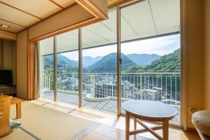 箱根汤本富士屋酒店的客厅设有美景大窗户