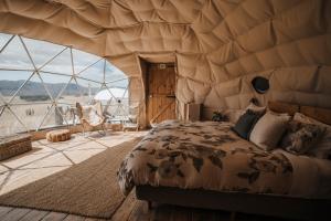 Kurow山谷景观露营旅馆的帐篷内一间卧室,配有一张床