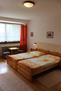 斯米扎尼玛丽亚小旅馆的一间卧室设有两张单人床和一个窗户。