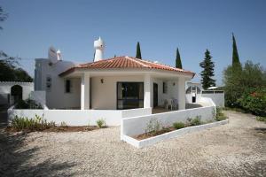 阿尔坎塔里利亚Villa Luisa with private pool and amazing views的白色的小房子,有屋顶