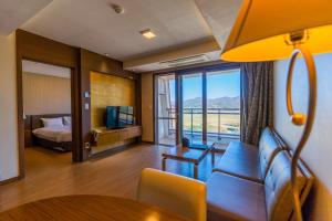 扶安Sono Belle Byeonsan的酒店客房设有沙发、床和电视。