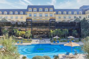 开罗Renaissance Cairo Mirage City Hotel的大楼前有游泳池的酒店