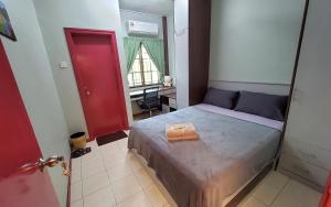 普特拉贾亚Putrajaya Transit Romestay的一间卧室设有一张床和一扇红色的门
