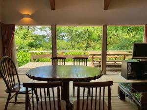 KasamaKiyo's Gokokuen "Tatsumado" - Vacation STAY 06870v的窗户客房内的桌椅