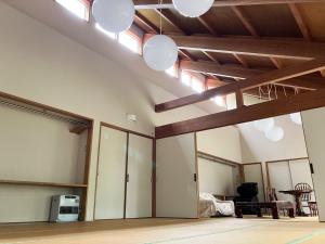 KasamaKiyo's Gokokuen "Tatsumado" - Vacation STAY 06870v的空空房间设有木制天花板和木梁