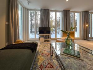 黑灵斯多夫Pineblue Villas的带沙发和玻璃桌的客厅