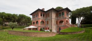 Castel Rigone圣巴托洛梅奥套房别墅的草地上的大型砖屋