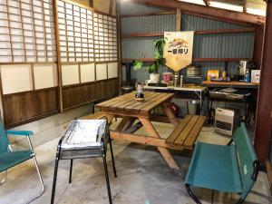 TakedaHatake no Oyado - Vacation STAY 13929v的一间厨房,内设一张木桌和椅子