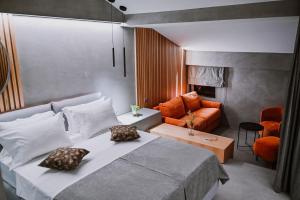 穆泰尔岛Hotel Stomorin-Marina Hramina的一间卧室配有一张大床和一张沙发