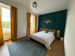PontfarcyLa Maison des Amis en Normandie的一间卧室设有一张床和绿色的墙壁