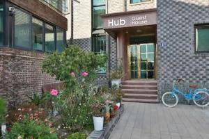仁川市哈布旅馆的停在砖房外的一辆蓝色自行车