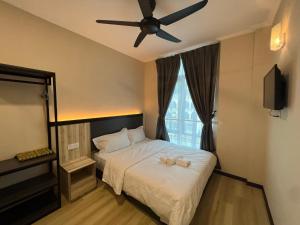 Kota BharuAlia Express Dey Hotel Kota Bharu的一间卧室配有一张带吊扇的床