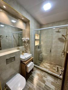 布哈拉AL-HAYAT的带淋浴、卫生间和盥洗盆的浴室